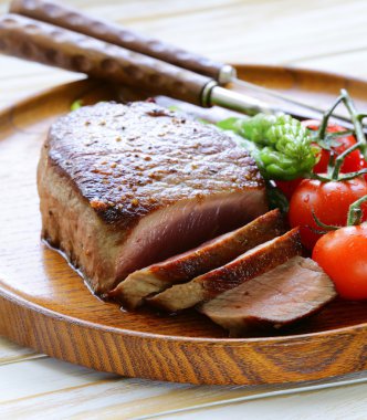 ızgara et dana biftek sebze garnitür (kuşkonmaz ve domates ile)