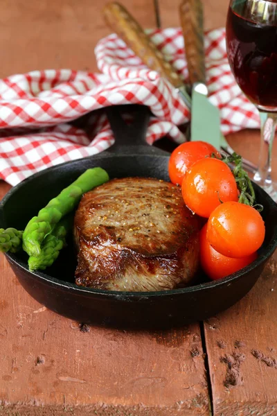 Grilled meat beef steak with vegetable garnish (asparagus and tomatoes) — Stock Photo, Image