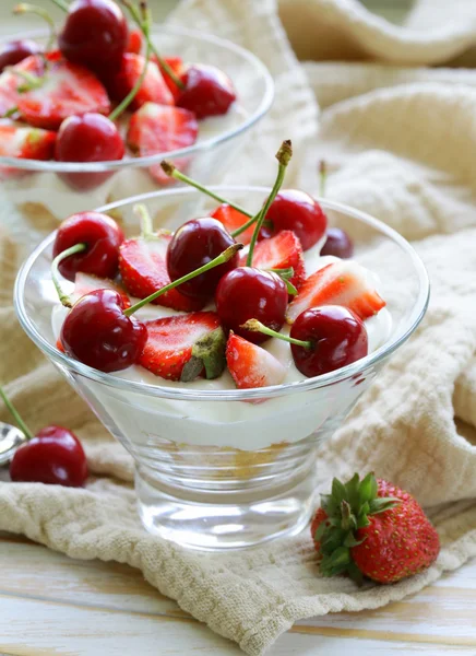 Sobremesa de iogurte com cerejas e morangos — Fotografia de Stock