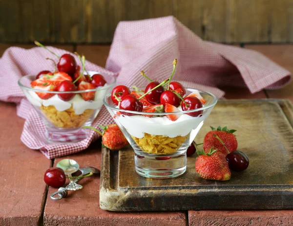 Postre de yogur lácteo con cerezas y fresas —  Fotos de Stock