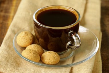 siyah kahve ile bisküvi amaretti (Badem Çerezler)