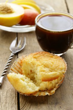 Kahvaltıda kahve ile bisküvi kek