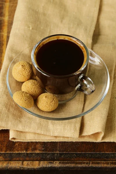 Tasse de café noir aux biscuits amaretti (biscuits aux amandes ) — Photo