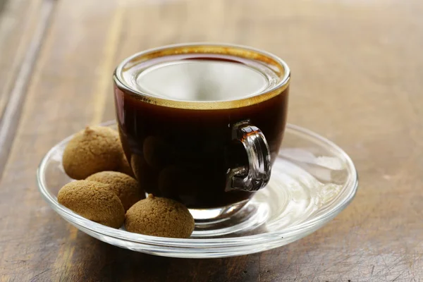 Šálek černé kávy s amaretti sušenky (mandlové sušenky) — Stock fotografie