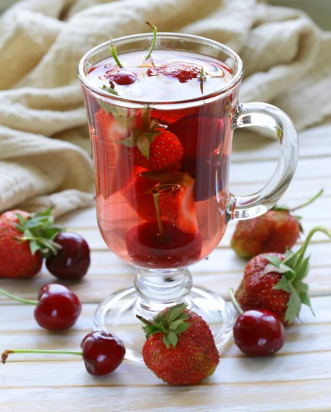Tè di frutta estivo con una varietà di bacche (ciliegia, fragola ) — Foto Stock