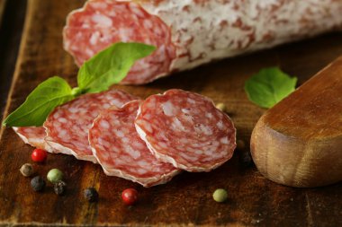 ahşap tahta üzerinde füme incelik sosis (salam)