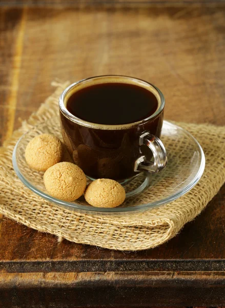 Taza de café negro con galletas amaretti (galletas de almendras ) —  Fotos de Stock