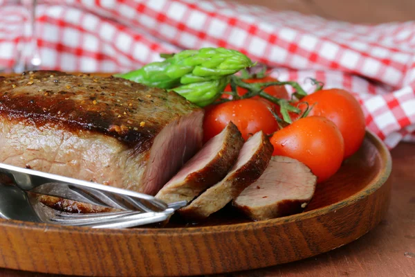 Bife de carne grelhada com guarnição de vegetais (espargos e tomates ) — Fotografia de Stock