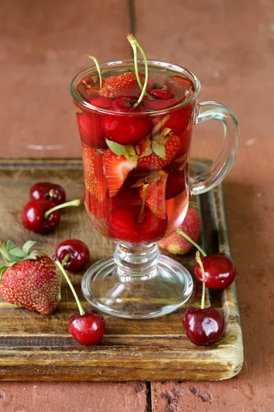 夏季水果茶与各种浆果 （樱桃，草莓) — 图库照片