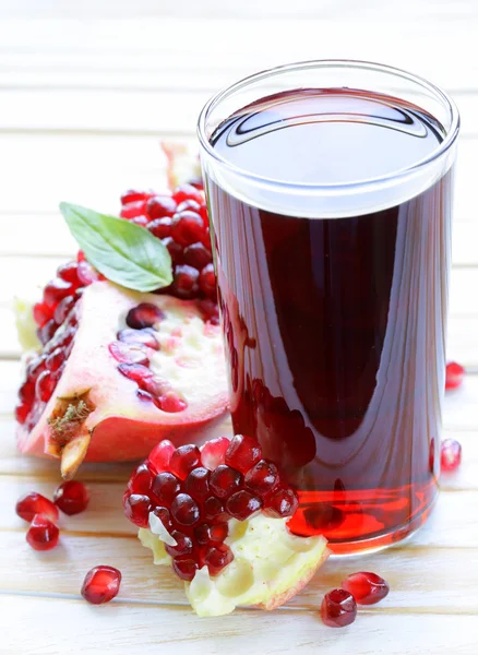 Glas färskt granatäppeljuice från ekologiska frukter — Stockfoto