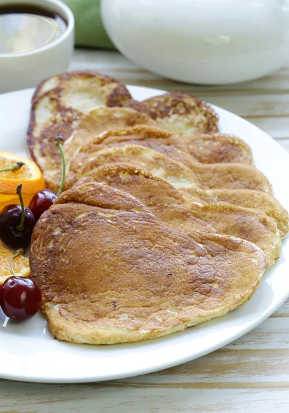 Sweet dessert pancakes in the shape of a heart for breakfast — Stock Photo, Image