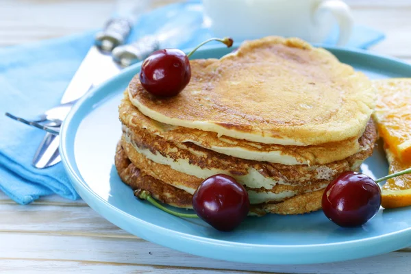 Sweet dessert pancakes in the shape of a heart for breakfast — Stock Photo, Image