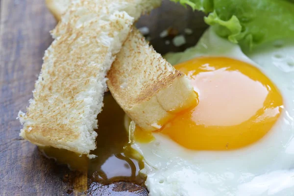 Smažená vejce s čerstvou zeleninou a toast k snídani — Stock fotografie