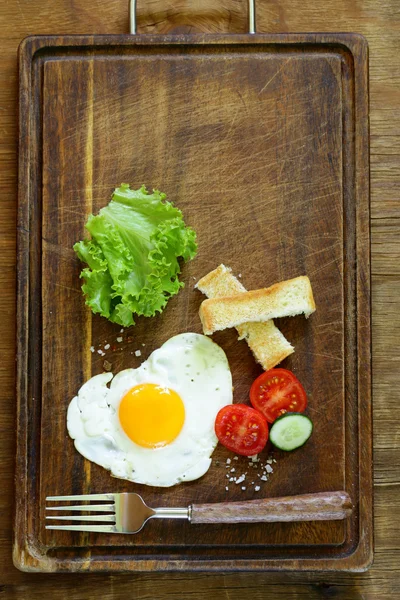 Τηγανητό αυγό με φρέσκα λαχανικά και τοστ για πρωινό — Φωτογραφία Αρχείου