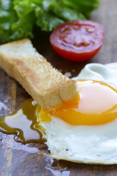 Spiegelei mit frischem Gemüse und Toast zum Frühstück — Stockfoto