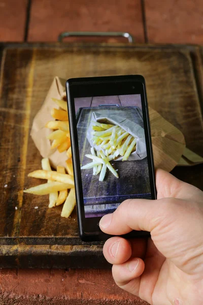 Smartphone skott mat foto - pommes frites med salt och ketchup — Stockfoto