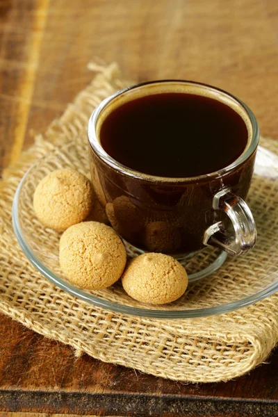 Cup of black coffee with biscuits amaretti (almond cookies) — Stock Photo, Image