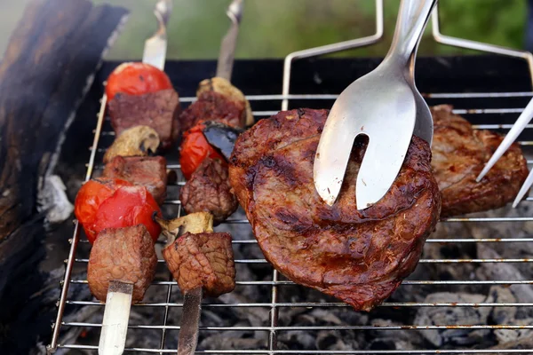 Steak de boeuf grillé sur un barbecue en plein air — Photo