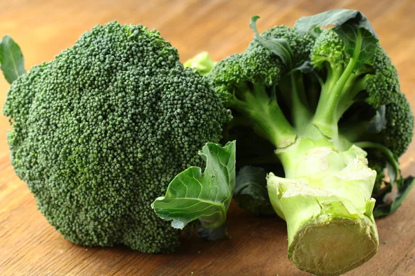 Natural organic broccoli on a wooden table — Stock Photo, Image