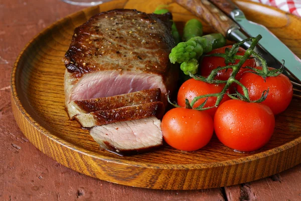 Ψητό κρέας μοσχαρίσιο φιλέτο με Γαρνίρετε λαχανικών (σπαράγγια και ντομάτες) — Φωτογραφία Αρχείου