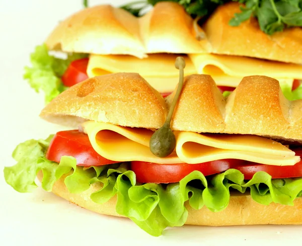 Färsk smörgås med grönsaker, grönsallad och ost — Stockfoto