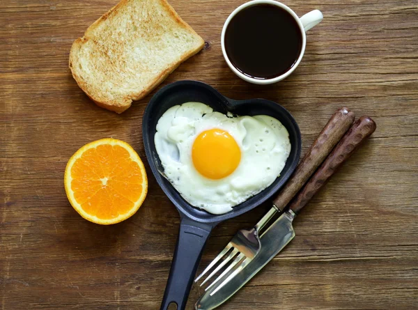 Kızarmış yumurta, tost ve kahve kahvaltı için taze portakal ile — Stok fotoğraf