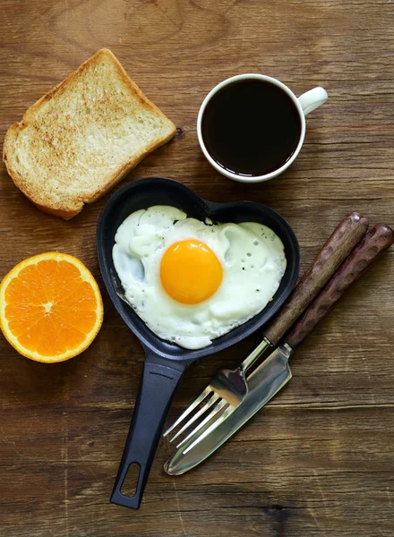 Tükörtojás friss narancs, pirítós és a reggeli kávé — Stock Fotó