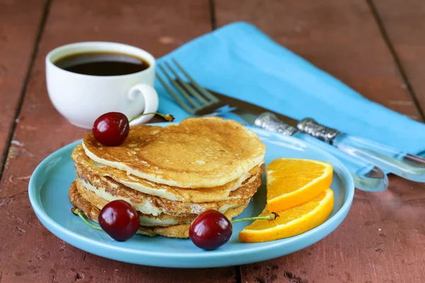 Panqueques dulces de postre en forma de corazón para el desayuno —  Fotos de Stock