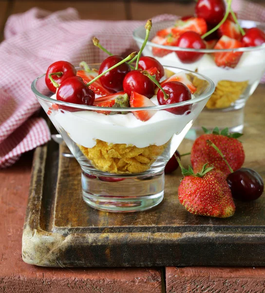 Zuivel yoghurt dessert met kersen en aardbeien — Stockfoto