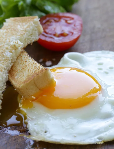Смажене яйце зі свіжими овочами та тостами на сніданок — стокове фото