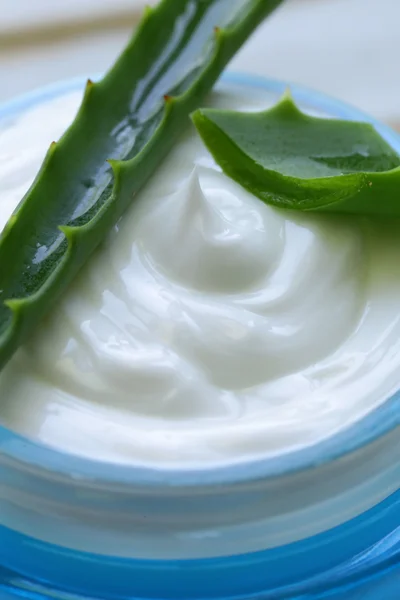 Loción de crema cosmética con aloe vera fresco verde natural — Foto de Stock