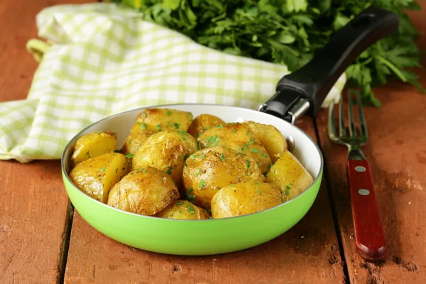 Patatas al horno sabrosas con hierbas en la sartén — Foto de Stock