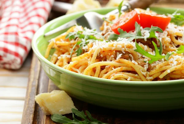Pastas tradicionales con salsa de tomate espaguetis boloñesa con parmesano — Foto de Stock
