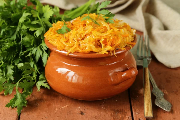 Bräserad kål med morötter och tomatsås med kapris — Stockfoto