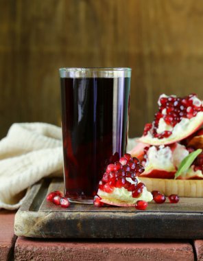 organik meyve taze nar suyu bir bardak
