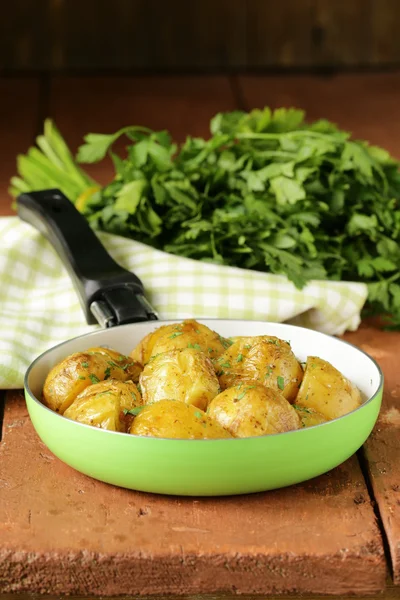 Patatas al horno sabrosas con hierbas en la sartén — Foto de Stock