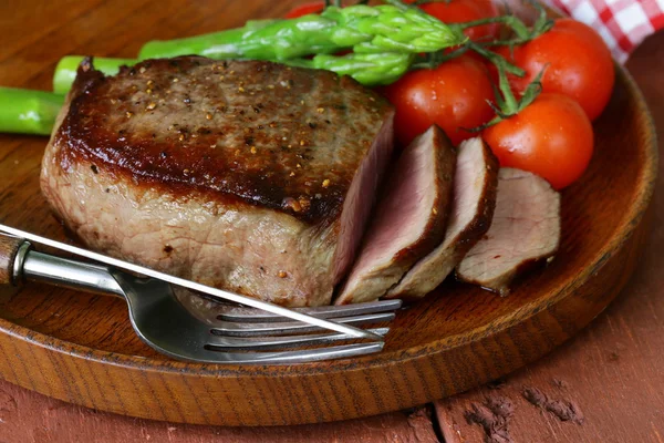 Grilled meat beef steak with vegetable garnish (asparagus and tomatoes) — Stock Photo, Image