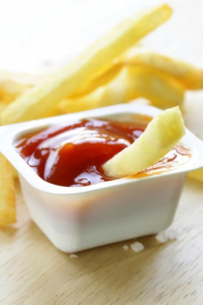 Papas tradicionales Papas fritas con sal sobre fondo de madera —  Fotos de Stock