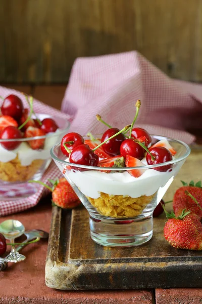 Sobremesa de iogurte com cerejas e morangos — Fotografia de Stock