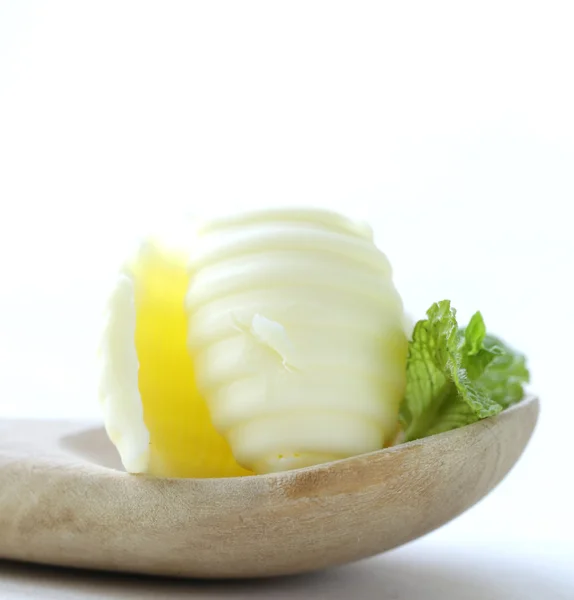 Pedazo de mantequilla en una cuchara de madera — Foto de Stock
