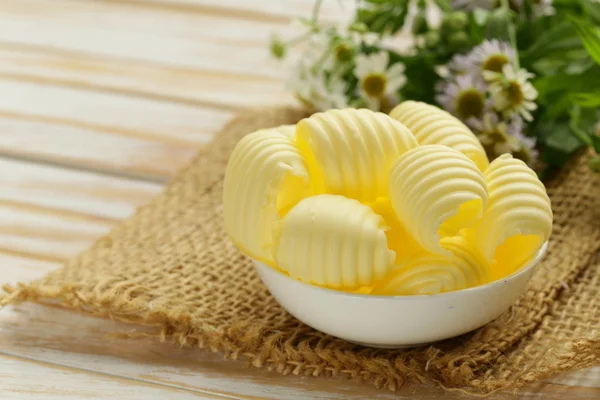 Friss sárga tejvaj fehér tálban — Stock Fotó