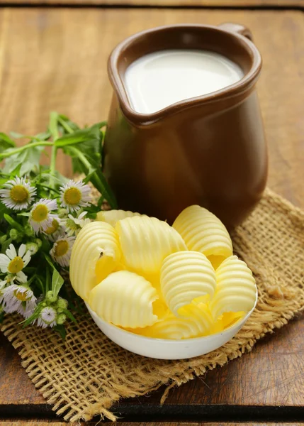 Manteiga leiteira amarela fresca em uma tigela branca — Fotografia de Stock