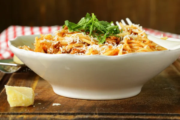 Massa tradicional com molho de tomate espaguete bolonhesa com parmesão — Fotografia de Stock