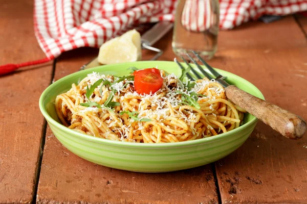 Traditional pasta with tomato sauce spaghetti bolognese with parmesan — Stock Photo, Image