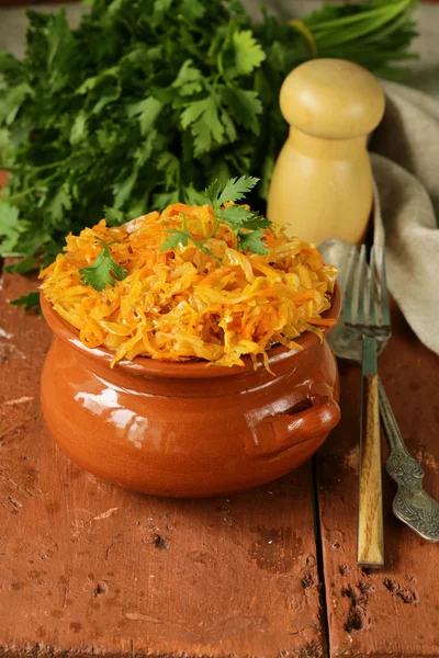 Repolho refogado com cenoura e molho de tomate com alcaparras — Fotografia de Stock