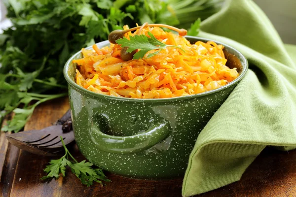 Bräserad kål med morötter och tomatsås med kapris — Stockfoto