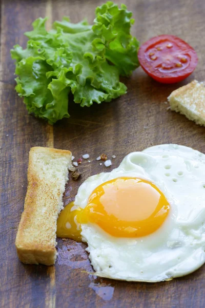 Stekt ägg med färska grönsaker och rostat bröd till frukost — Stockfoto