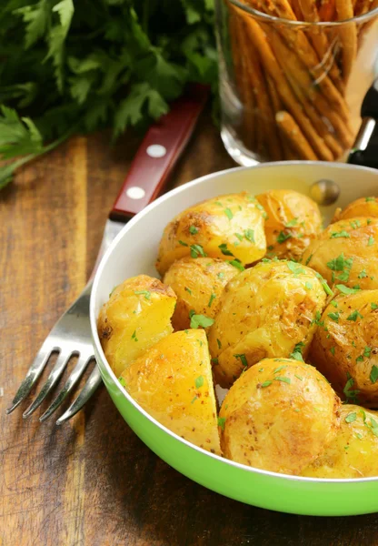 在锅中的香草的美味烤的土豆 — 图库照片
