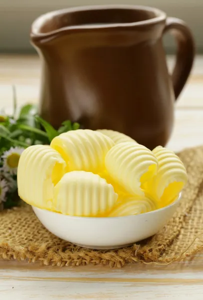 Frische gelbe Milchbutter in einer weißen Schüssel — Stockfoto