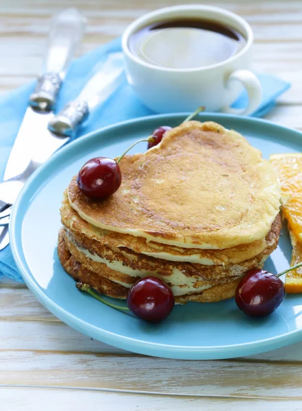 Sweet dessert pancakes in the shape of a heart for breakfast — Stock Photo, Image